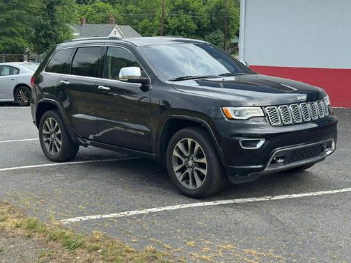 Diamond Black Crystal Pearlcoat 2018 Jeep Grand Cherokee Overland