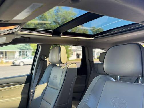 Diamond Black Crystal Pearlcoat 2018 Jeep Grand Cherokee Overland