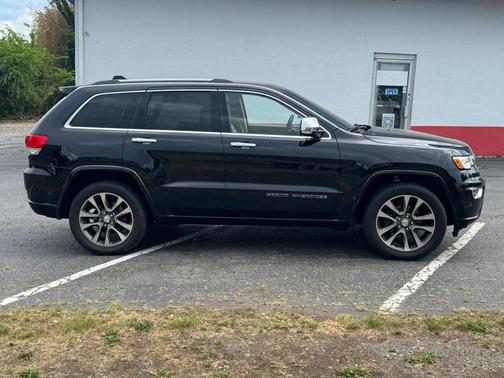 Diamond Black Crystal Pearlcoat 2018 Jeep Grand Cherokee Overland