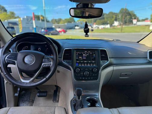 Diamond Black Crystal Pearlcoat 2018 Jeep Grand Cherokee Overland