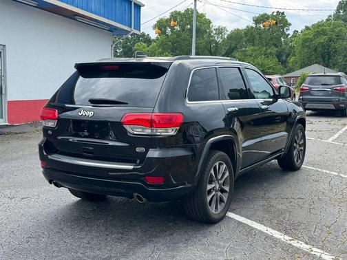 Diamond Black Crystal Pearlcoat 2018 Jeep Grand Cherokee Overland