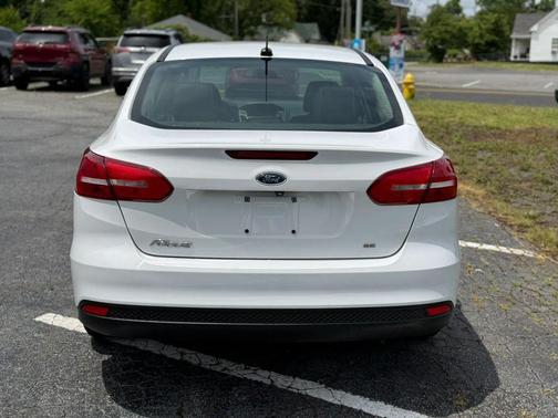 Oxford White 2018 Ford Focus SE