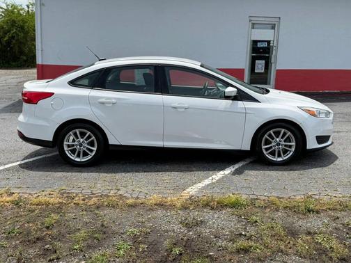 Oxford White 2018 Ford Focus SE