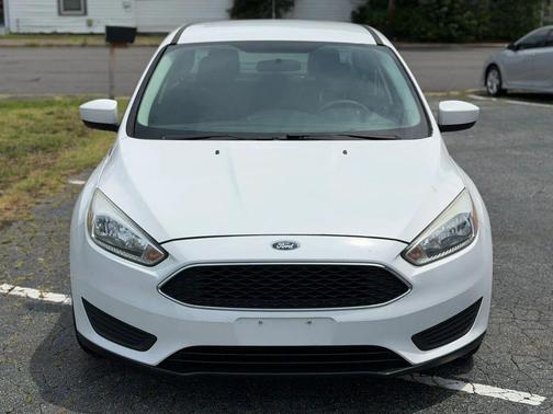 Oxford White 2018 Ford Focus SE