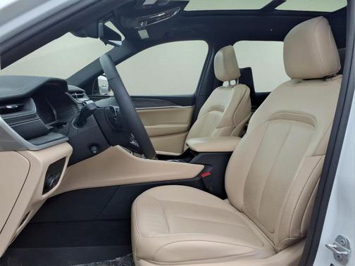 Bright White Clearcoat 2023 Jeep Grand Cherokee L Limited