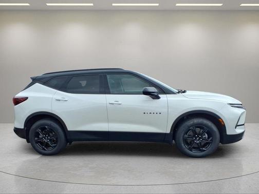 Iridescent Pearl Tricoat 2023 Chevrolet Blazer 2LT