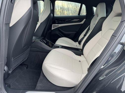 2025 Porsche Panamera 4