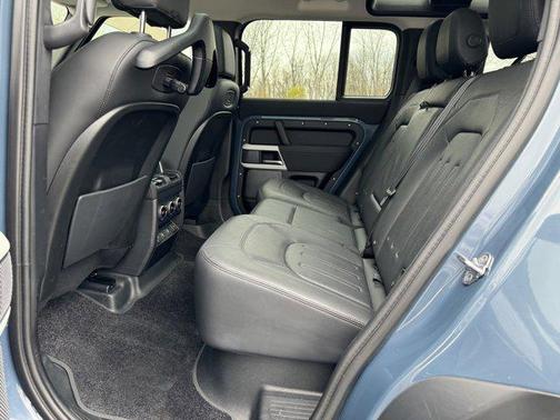 2022 Land Rover Defender 110 SE