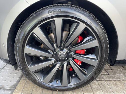 2025 Land Rover Range Rover P615 SV