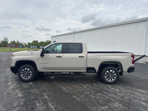 White Sands 2026 Chevrolet Silverado 2500 Custom