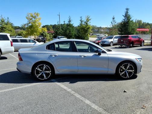 2024 Volvo S60 B5 Core Dark Theme