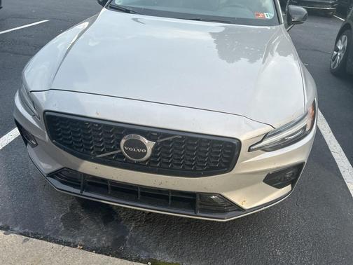 2024 Volvo S60 B5 Core Dark Theme