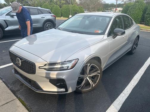 2024 Volvo S60 B5 Core Dark Theme