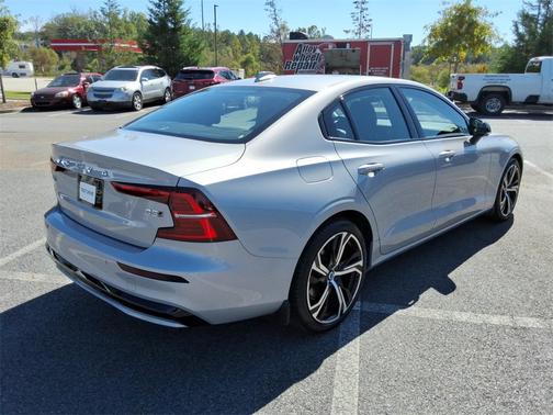 2024 Volvo S60 B5 Core Dark Theme