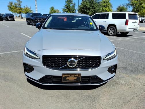 2024 Volvo S60 B5 Core Dark Theme