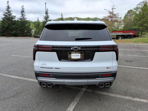 Polar White Tricoat 2026 Chevrolet Traverse Z71