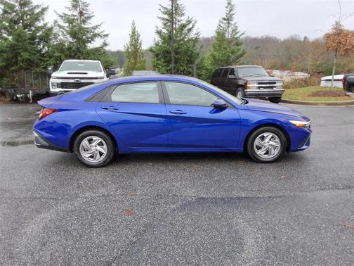 2025 Hyundai ELANTRA SE