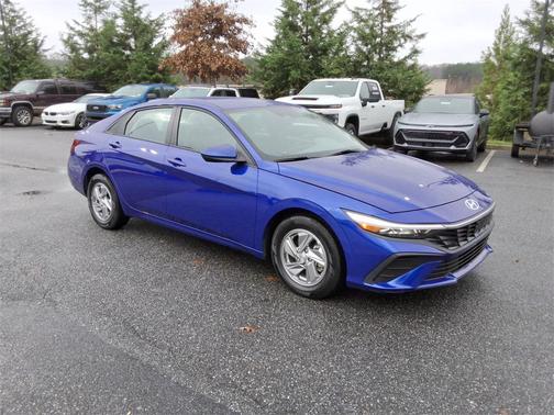 2025 Hyundai ELANTRA SE