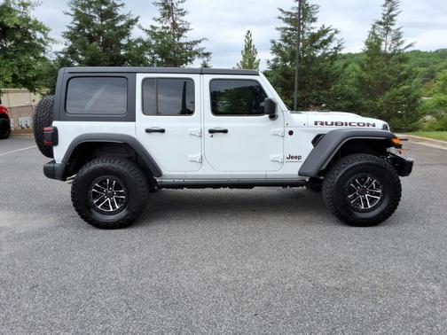 Bright White Clearcoat 2024 Jeep Wrangler Rubicon