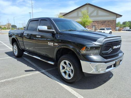 Brilliant Black Crystal Pearlcoat 2017 RAM 1500 Laramie