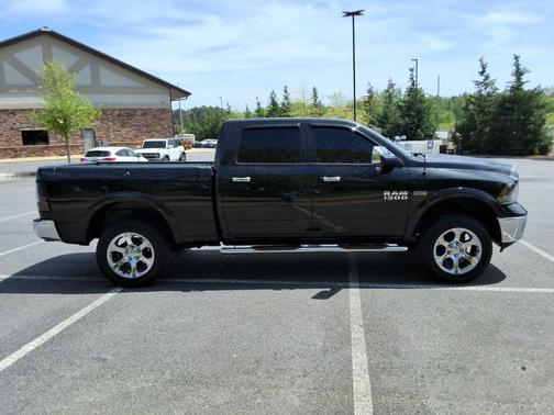 Brilliant Black Crystal Pearlcoat 2017 RAM 1500 Laramie