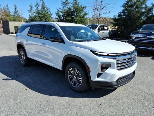 Summit White 2026 Chevrolet Traverse LT