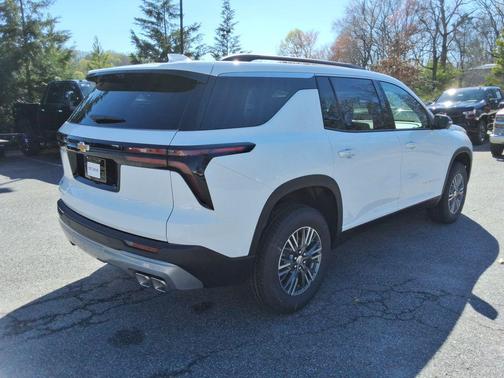 Summit White 2026 Chevrolet Traverse LT