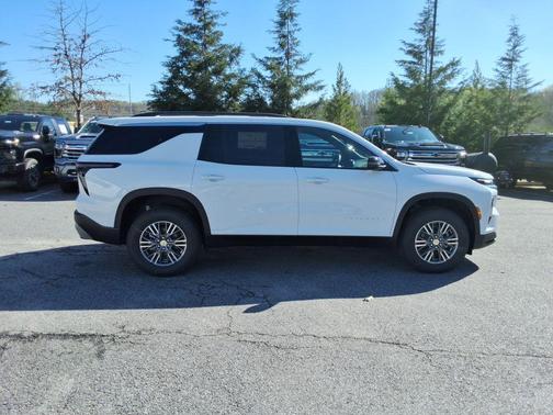 Summit White 2026 Chevrolet Traverse LT
