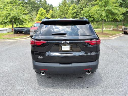 Mosaic Black Metallic 2022 Chevrolet Traverse LT Cloth