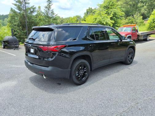 Mosaic Black Metallic 2022 Chevrolet Traverse LT Cloth