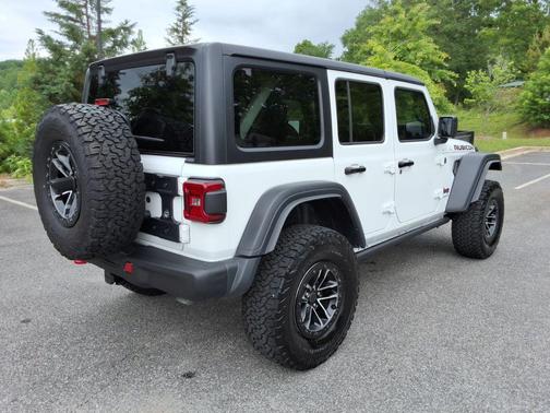 Bright White Clearcoat 2024 Jeep Wrangler Rubicon