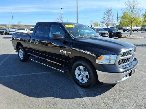 Diamond Black Crystal Pearlcoat 2019 RAM 1500 SLT