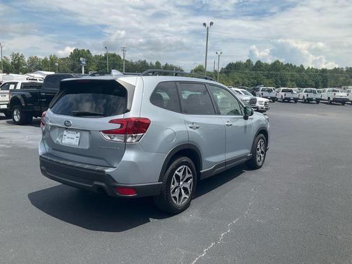 Ice Silver Metallic 2023 Subaru Forester Premium