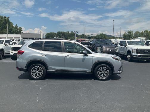 Ice Silver Metallic 2023 Subaru Forester Premium