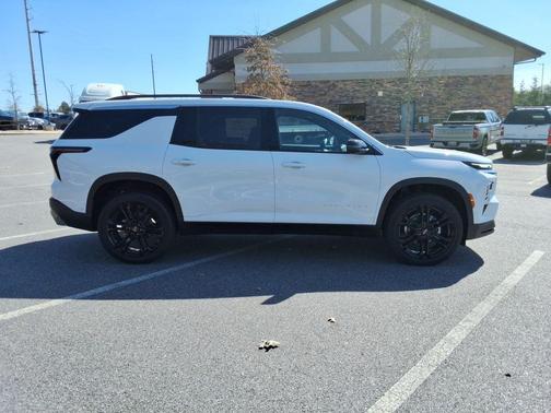 Summit White 2026 Chevrolet Traverse LT