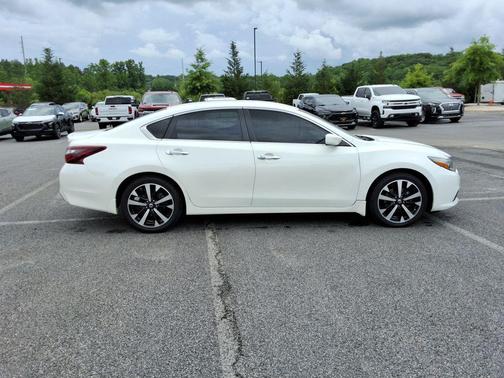 Pearl White 2018 Nissan Altima 2.5 SR