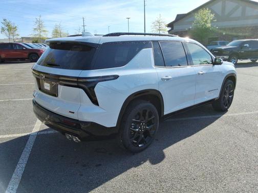 Polar White Tricoat 2026 Chevrolet Traverse RS