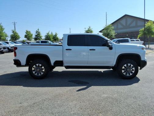 Summit White 2025 Chevrolet Silverado 2500 Custom