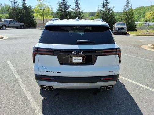 Polar White Tricoat 2026 Chevrolet Traverse Z71