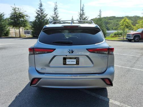 2022 Toyota Highlander Hybrid Platinum