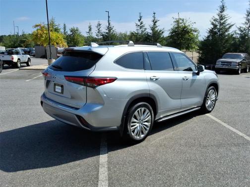 2022 Toyota Highlander Hybrid Platinum