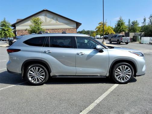 2022 Toyota Highlander Hybrid Platinum