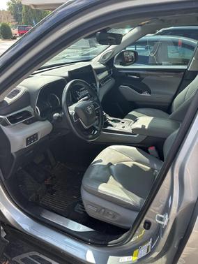 2022 Toyota Highlander Hybrid Platinum