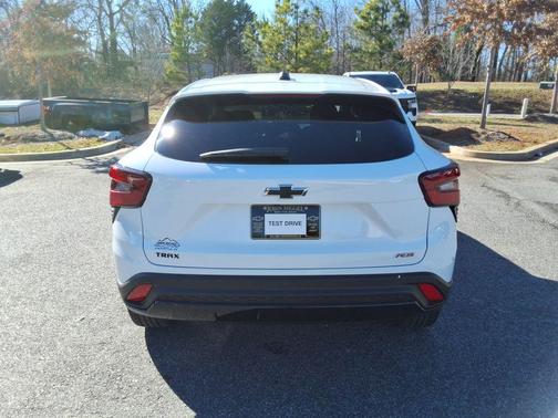 Summit White 2026 Chevrolet Trax 1RS