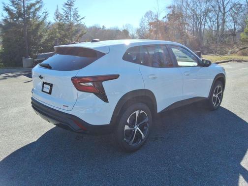 Summit White 2026 Chevrolet Trax 1RS