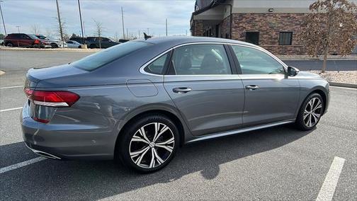Platinum Gray Metallic 2021 Volkswagen Passat 2.0T SE
