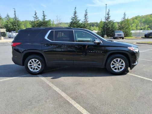 Mosaic Black Metallic 2020 Chevrolet Traverse LT