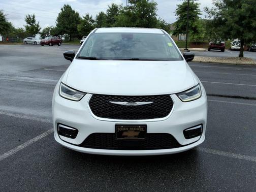 Bright White Clearcoat 2024 Chrysler Pacifica Touring L