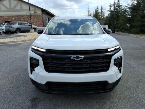 Summit White 2026 Chevrolet Traverse LT