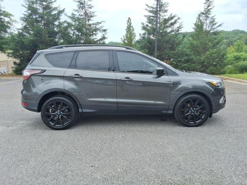 Magnetic Metallic 2018 Ford Escape SE